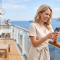 Mujer-movil-wifi-a-bordo-crucero Mujer-movil-wifi-a-bordo-crucero