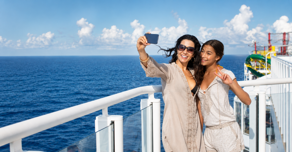 Comparte momentos gracias al wifi a bordo de un crucero Madre e hija haciéndose un selfie desde la cubierta de un crucero gracias al wifi a bordo