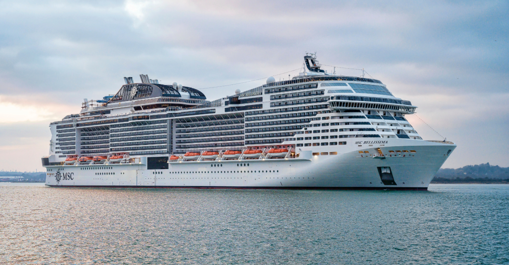 Barco de crucero MSC Bellissima navegando en alta mar por Asia