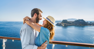 pareja-abrazada-cubierta-crucero-vacaciones