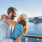 pareja-abrazada-cubierta-crucero-vacaciones pareja-abrazada-cubierta-crucero-vacaciones