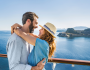 pareja-abrazada-cubierta-crucero-vacaciones pareja-abrazada-cubierta-crucero-vacaciones