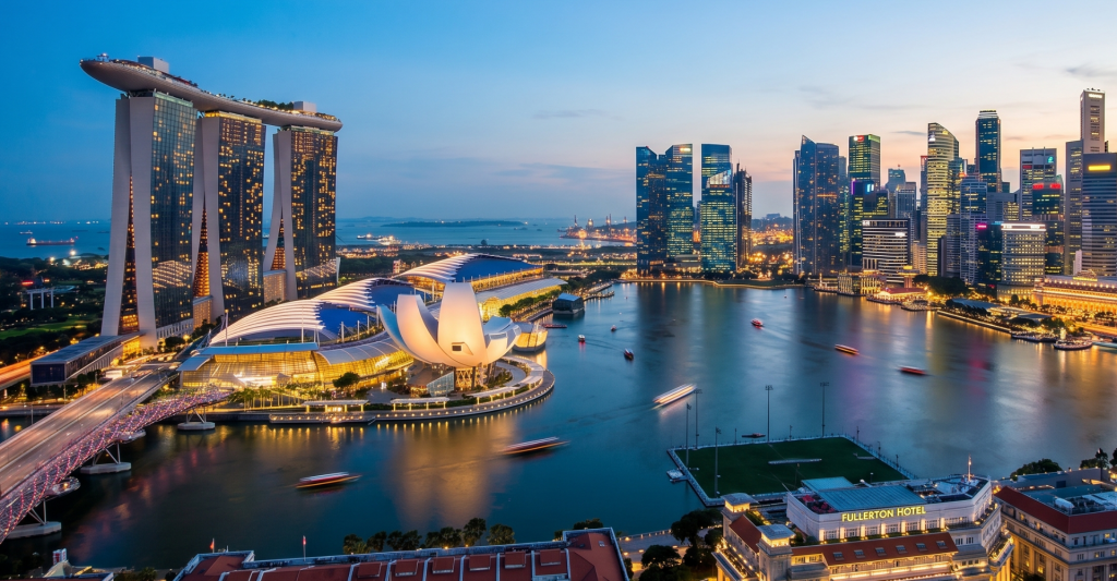 Vista panorámica nocturna de Marina Bay Sands y el skyline futurista de Singapur