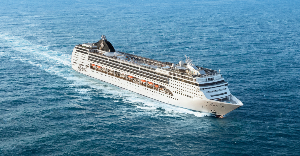 MSC Opera, el crucero por el Caribe para un viaje de fin de curso con amigos MSC Opera navegando por el mar durante uno de sus itinerarios en crucero