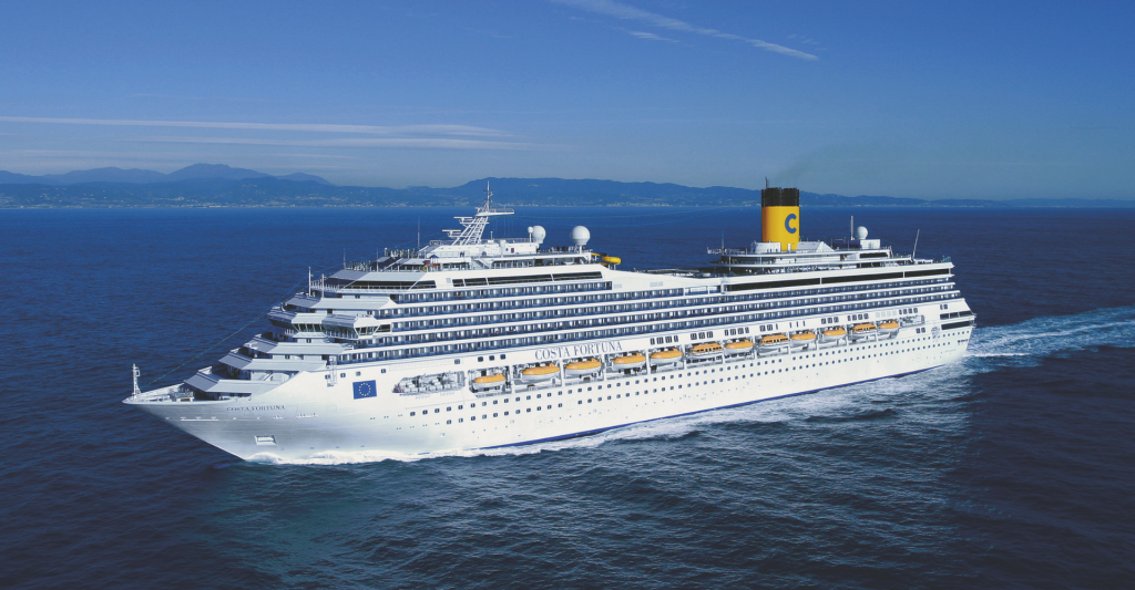 Viaja con Costa Cruceros con la tranquilidad de conocer su política de cancelación Barco de Costa Cruceros navegando por el Mediterráneo durante un itinerario turístico
