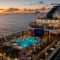 crucero-lujo-piscina-iluminada-atardecer