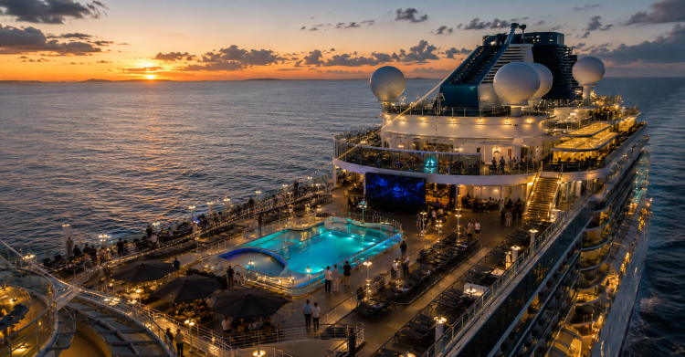 crucero-lujo-piscina-iluminada-atardecer