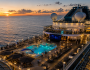 crucero-lujo-piscina-iluminada-atardecer crucero-lujo-piscina-iluminada-atardecer