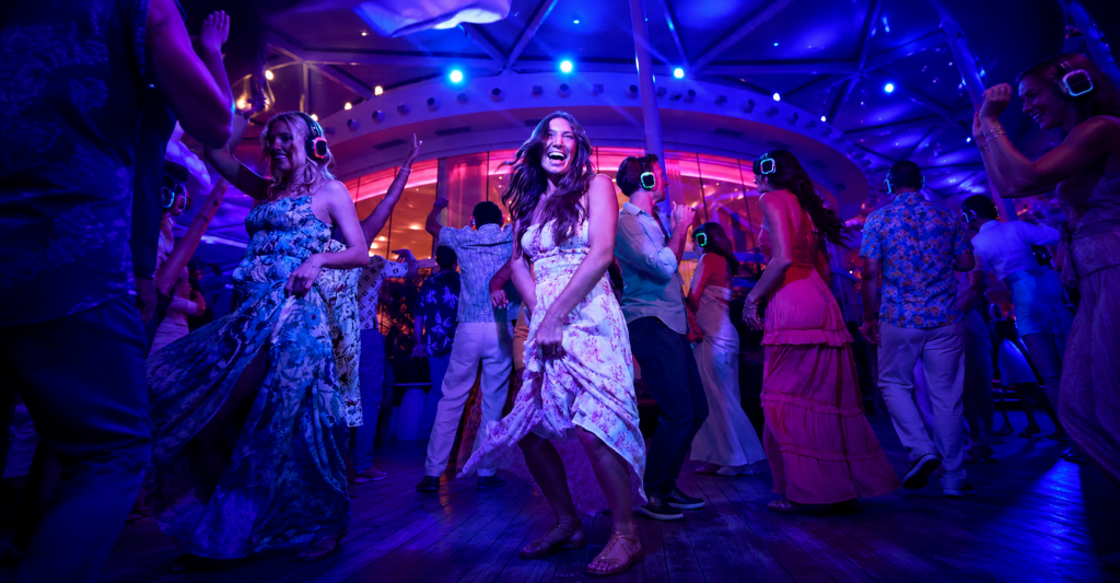 Fiesta silenciosa en un crucero Pasajeros bailando con auriculares en una fiesta silenciosa a bordo de un crucero