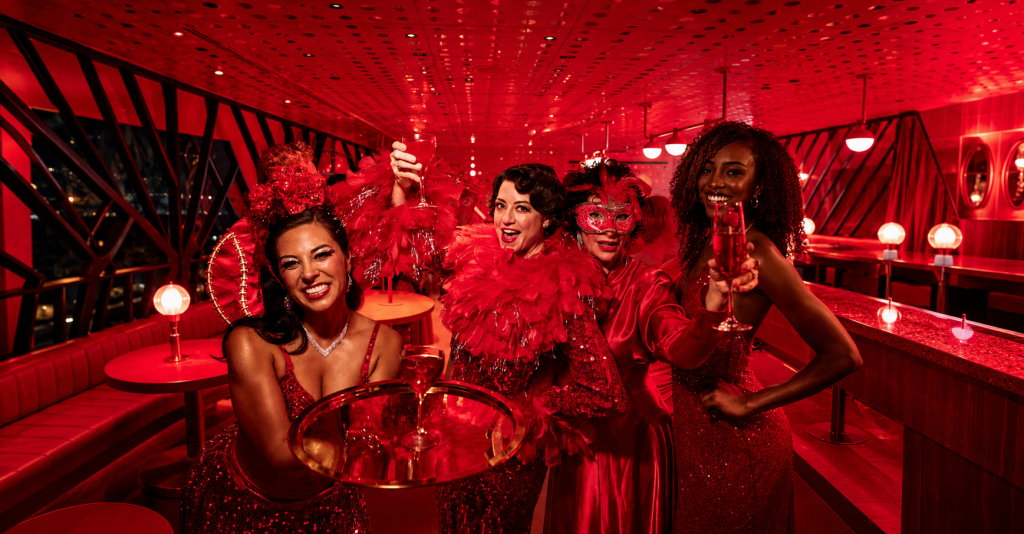 Fiesta temática a bordo de un crucero Fiesta temática Scarlet Night a bordo de un crucero Virgin Voyages