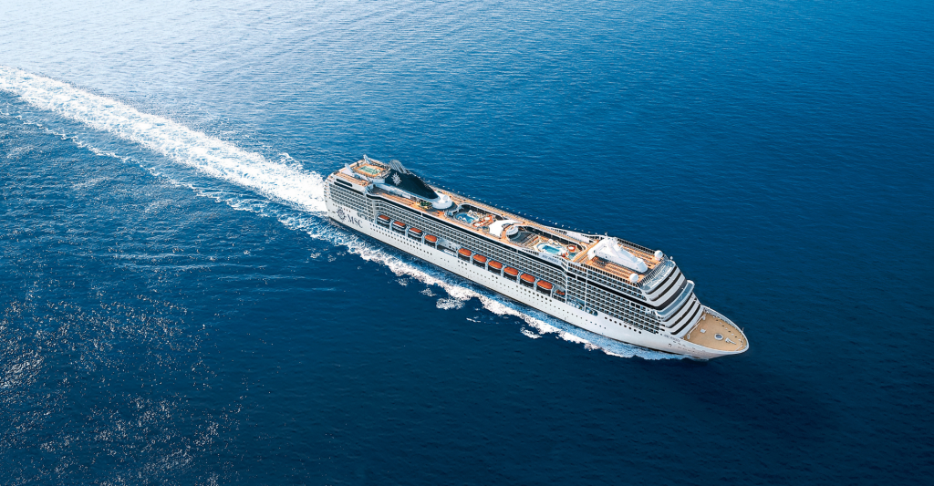 Crucero MSC navegando en aguas profundas Vista aérea superior de un barco de crucero MSC navegando en un mar azul intenso