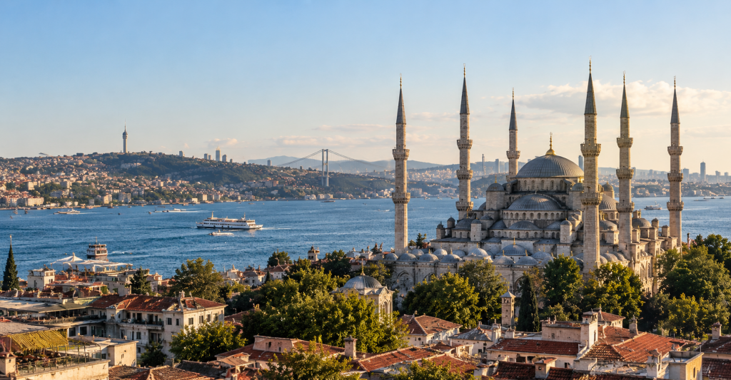mezquita-bosforo-estambul-turquia Vista panorámica de Estambul con una mezquita de grandes cúpulas y minaretes frente al Bósforo, Turquía