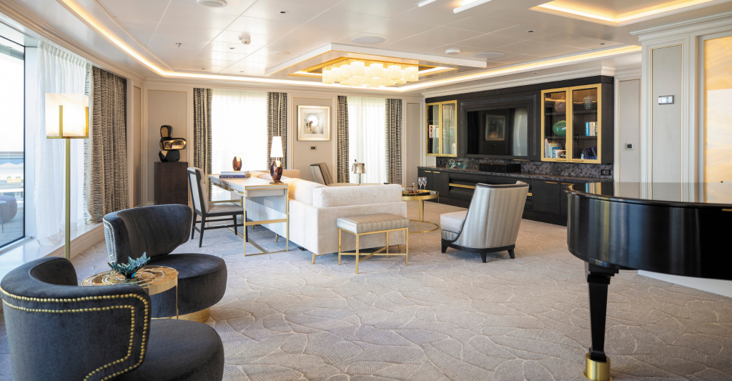 Suite de lujo con piano de cola a bordo de un crucero Suite de crucero de lujo con amplio salón, piano de cola y vistas al mar