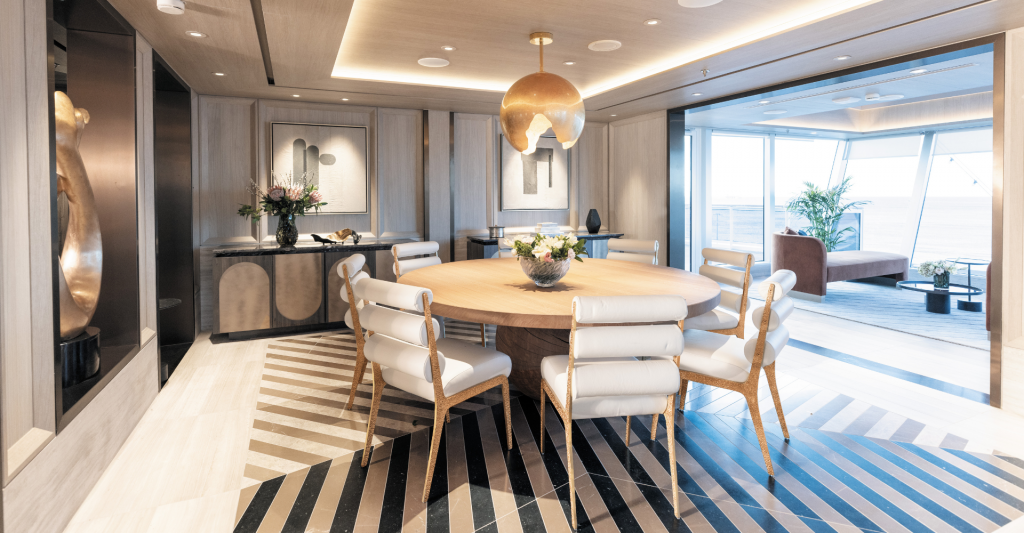 Comedor de una suite de lujo con terraza privada Comedor privado en una suite de crucero de lujo con terraza y vistas al mar