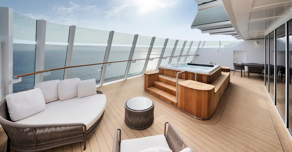 Suite de MSC cruceros con jacuzzi privado en la terraza Terraza de una suite de MSC cruceros con jacuzzi privado y vistas al océano