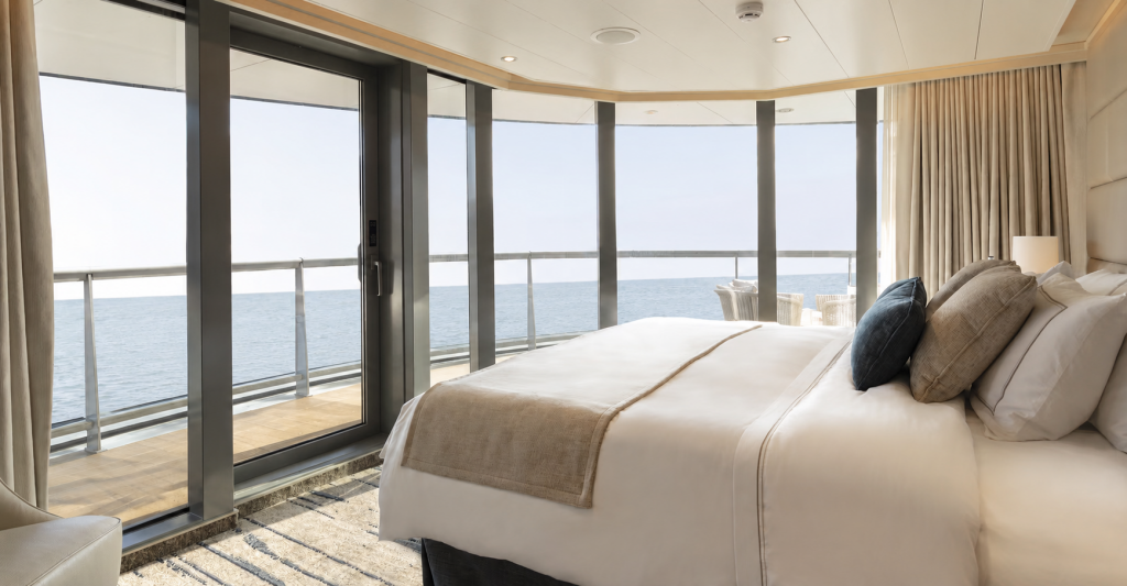 Suite de Silversea con dormitorio frente al mar Dormitorio de una suite de Silversea con vistas al océano