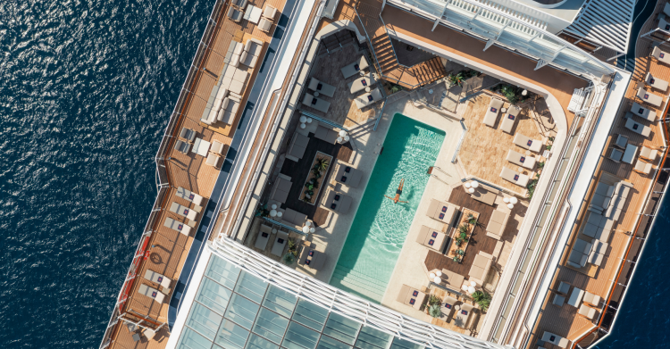 vista-aerea-piscina-lujo-cubierta-crucero