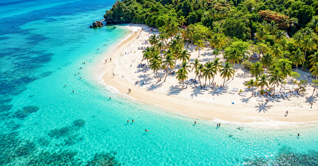 Vista aérea de una playa tropical de aguas cristalinas durante un crucero por el Caribe