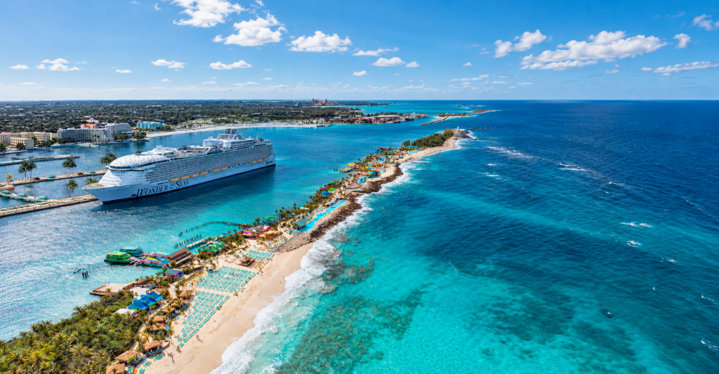 Barco de crucero atracado junto a una playa de aguas turquesas en el Caribe

