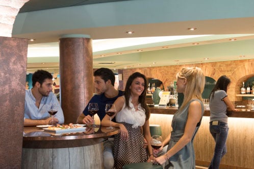 Gastronomía a bordo, amigos disfrutando. SoloCruceros.com Gastronomía a bordo, amigos disfrutando. SoloCruceros.com